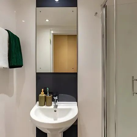 Terry Frost Budget-friendly Ensuite For Students Only *