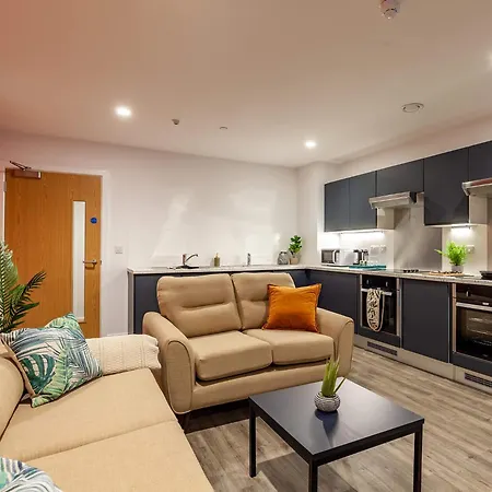 Terry Frost Budget-friendly Ensuite For Students Only Apartment Leeds (West Yorkshire)