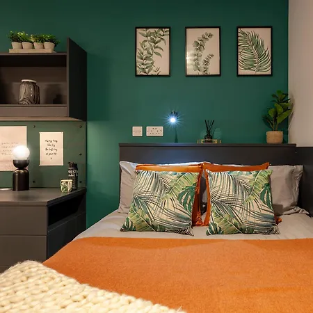 Terry Frost Budget-friendly Ensuite For Students Only Leeds (West Yorkshire)