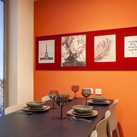 Terry Frost Budget-friendly Ensuite For Students Only Leeds (West Yorkshire)